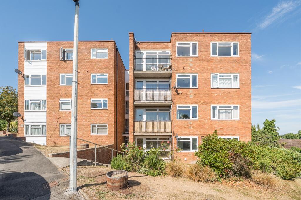 2-bed apartment on 1, Croxley Rise, Maidenhead, £185,000