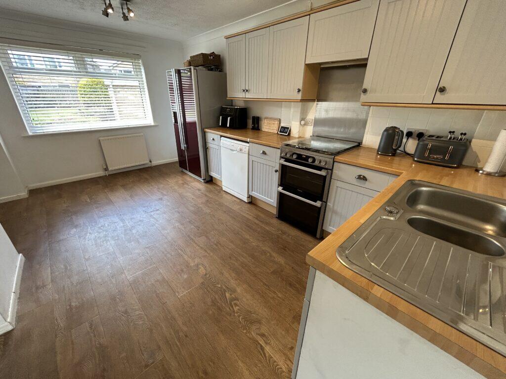Kingshead Drive, Mirfield, WF14 9SN photo 2