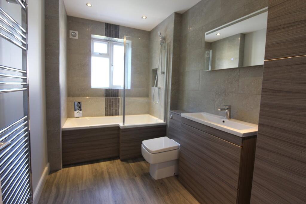 Apartment in Elmbridge, Molesey - More