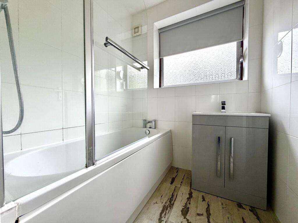 Hook Road, Chessington, Surrey. KT9 1EH photo 4