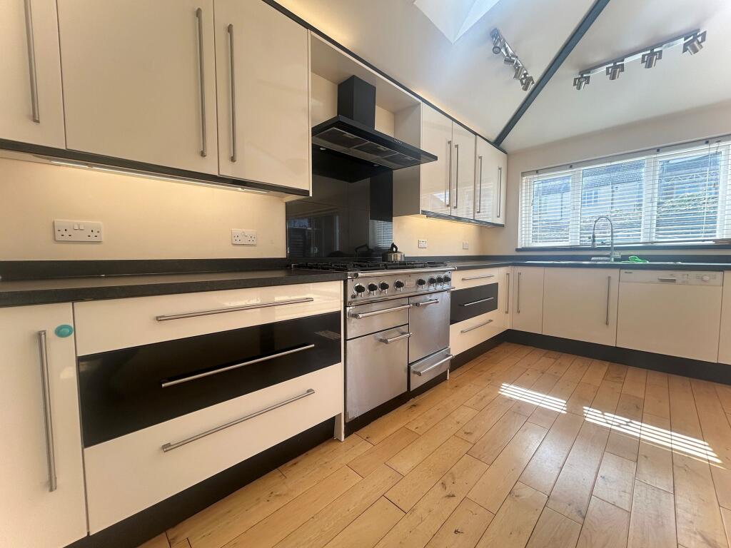 House in Sutton - View 2