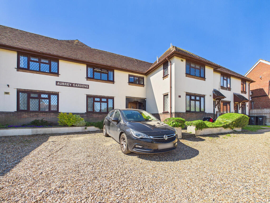 Main image of property: Toddington Road, Luton, LU4