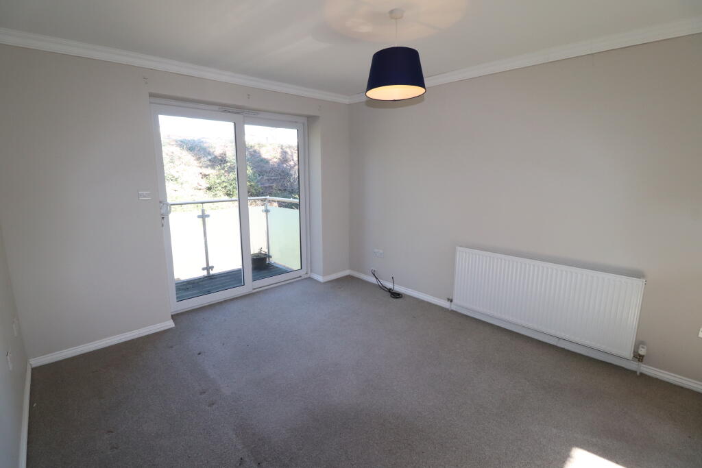 Apartment in Brentwood, Hutton Mount - View 3