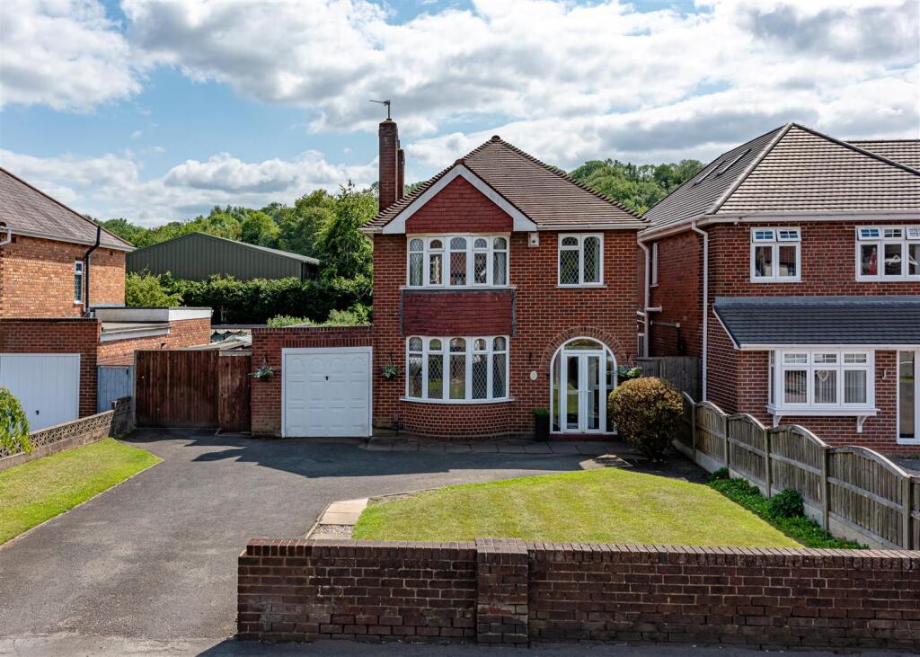 3-bed detached on 135 Sedgley Road, Dudley, £367,500