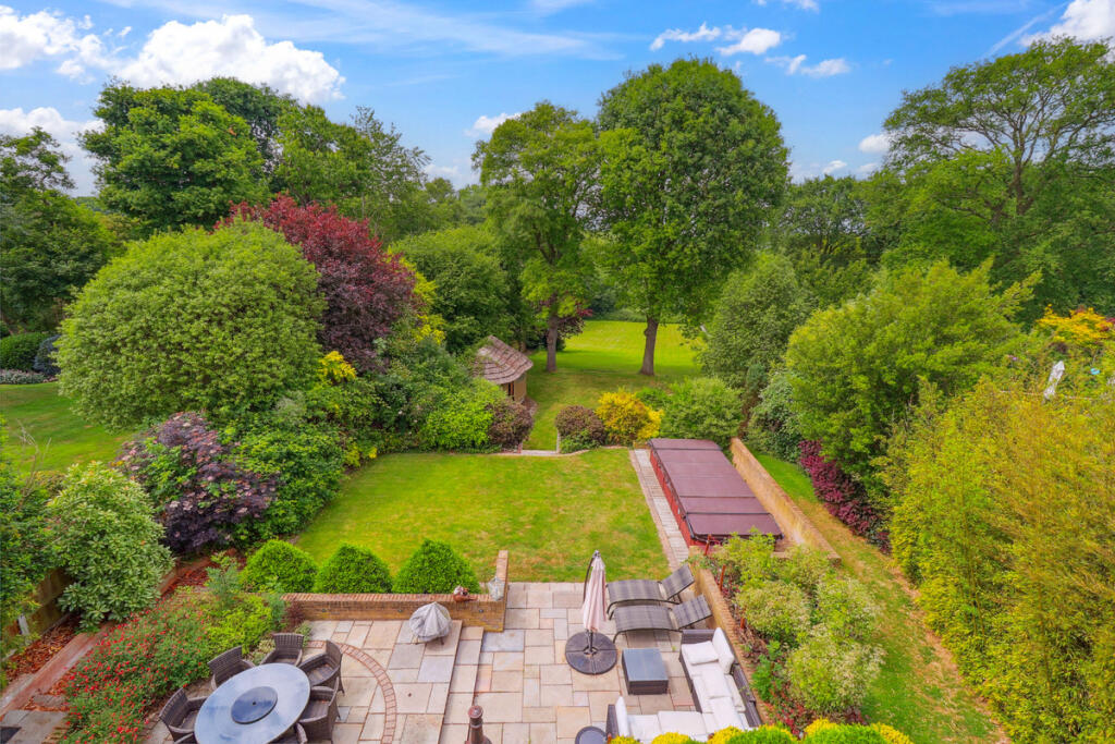 Goldfinch Lane, Thundersley photo 3