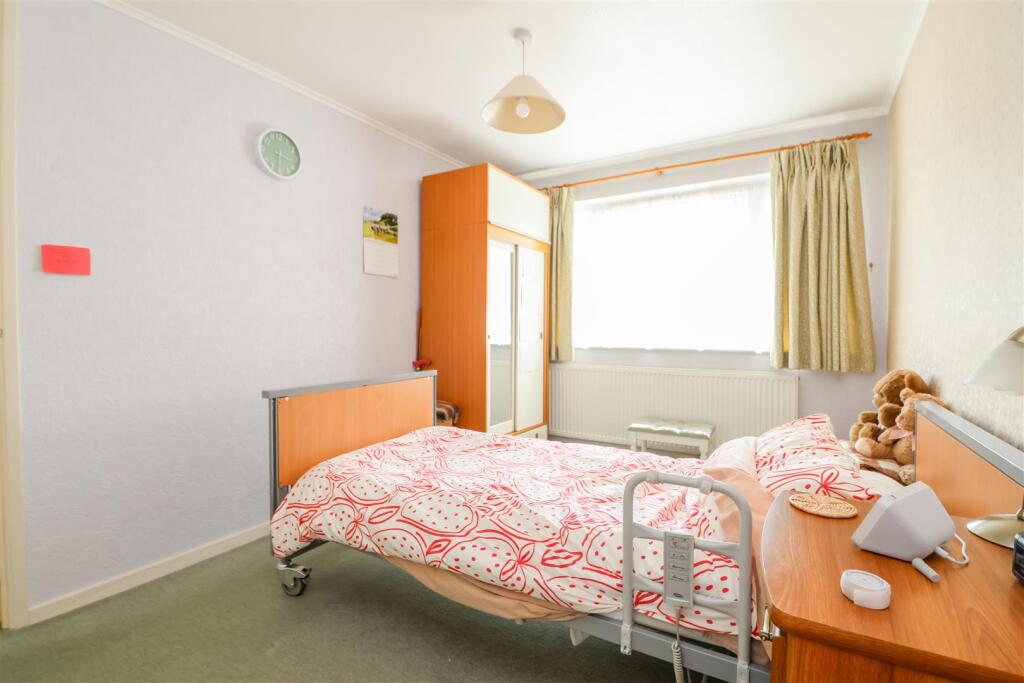 House in Horsham, Roffey, North Horsham - More