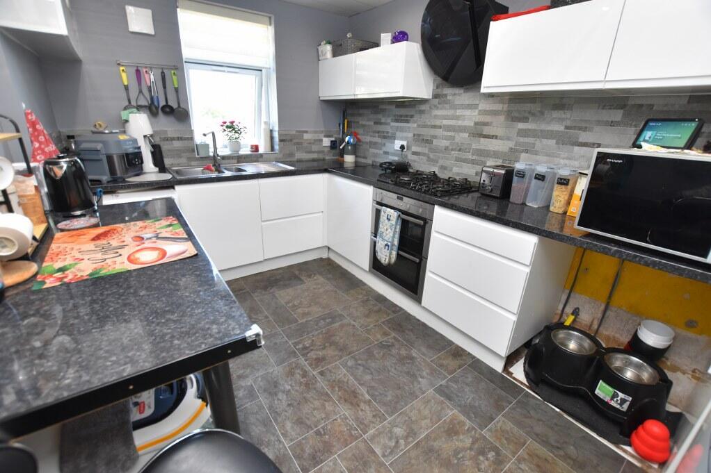 Apartment in Paisley, Renfrewshire - More