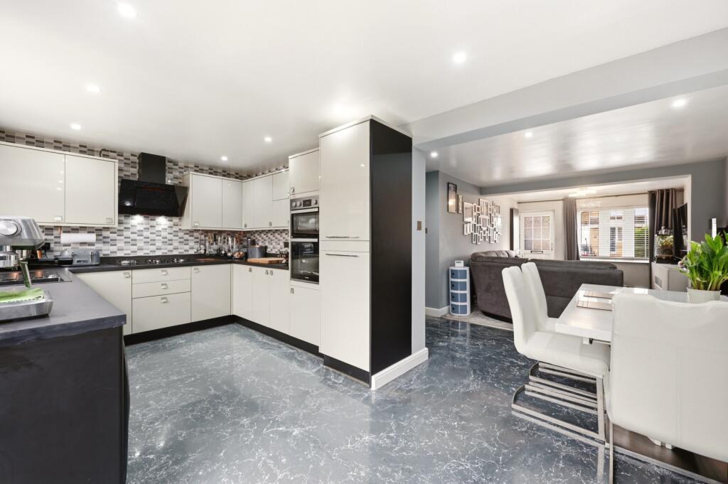 Aidans Close, Dunstable, Bedfordshire, LU6 photo 2