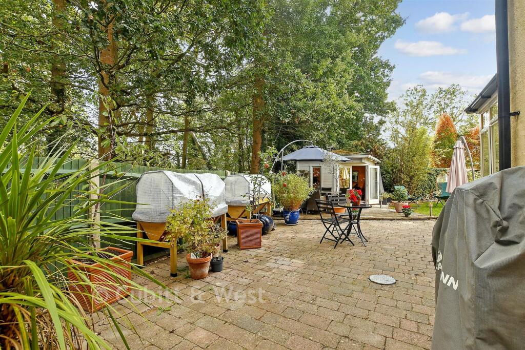 House in Reigate and Banstead, Woodhatch - More