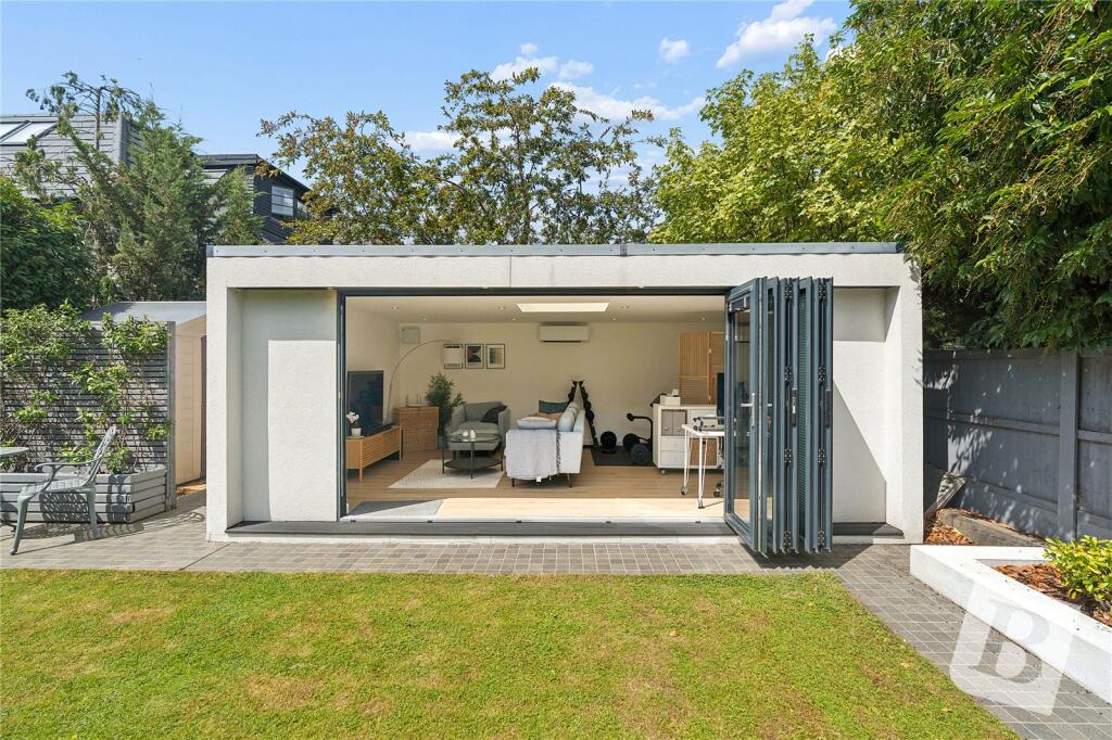 House in Romford - More