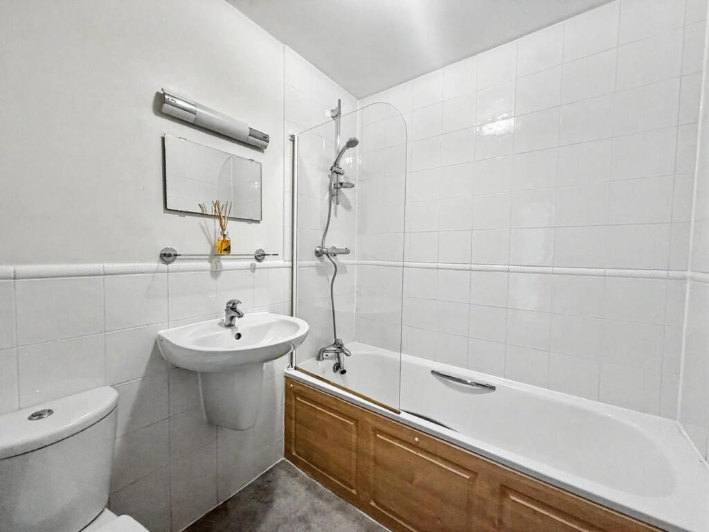 Apartment in Slough - View 5
