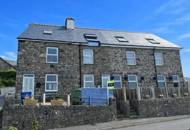 Main image of property: 2 Penrhiw, Llanaber, Barmouth