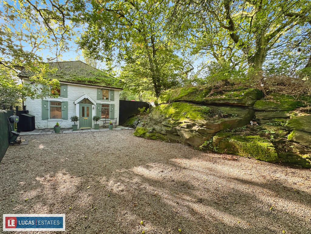 5-bed house on Graig-yr-allt, Bryn Siriol, Penpedairheol, £550,000