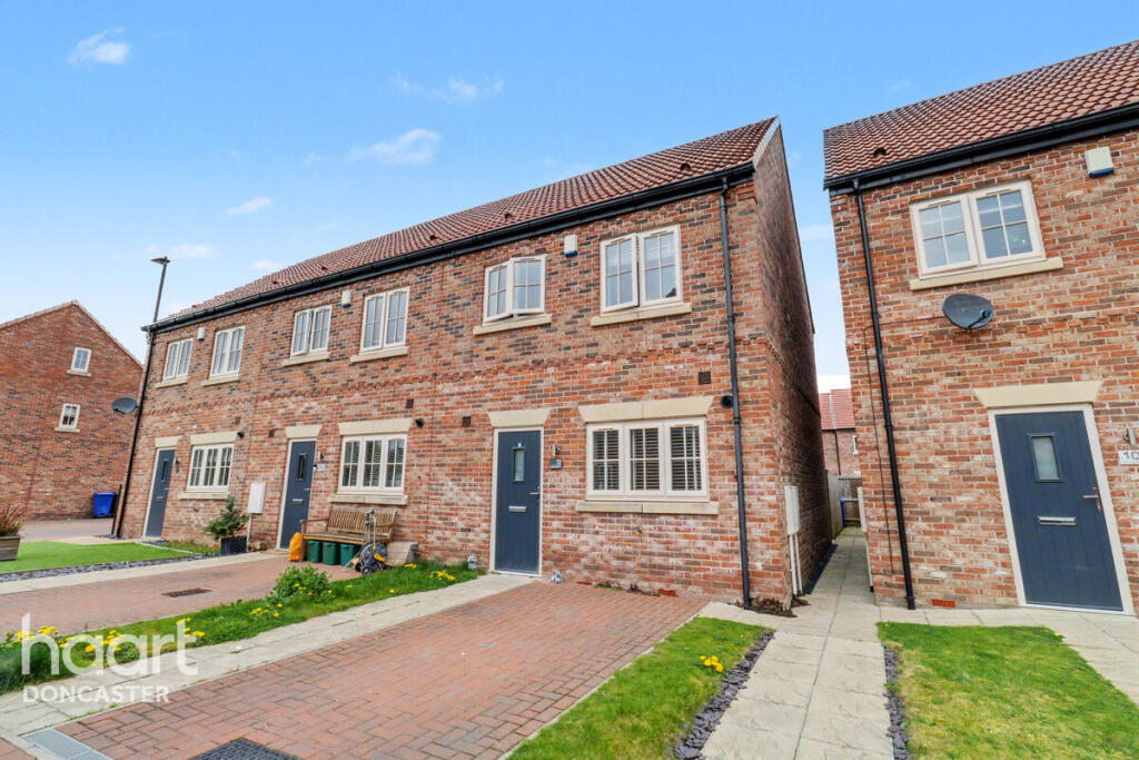 4-bed terraced on Wharf Crescent, Thorne, Doncaster, £220,000