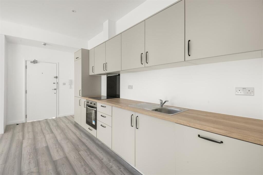 Apartment in Runnymede, Callow Hill - View 2