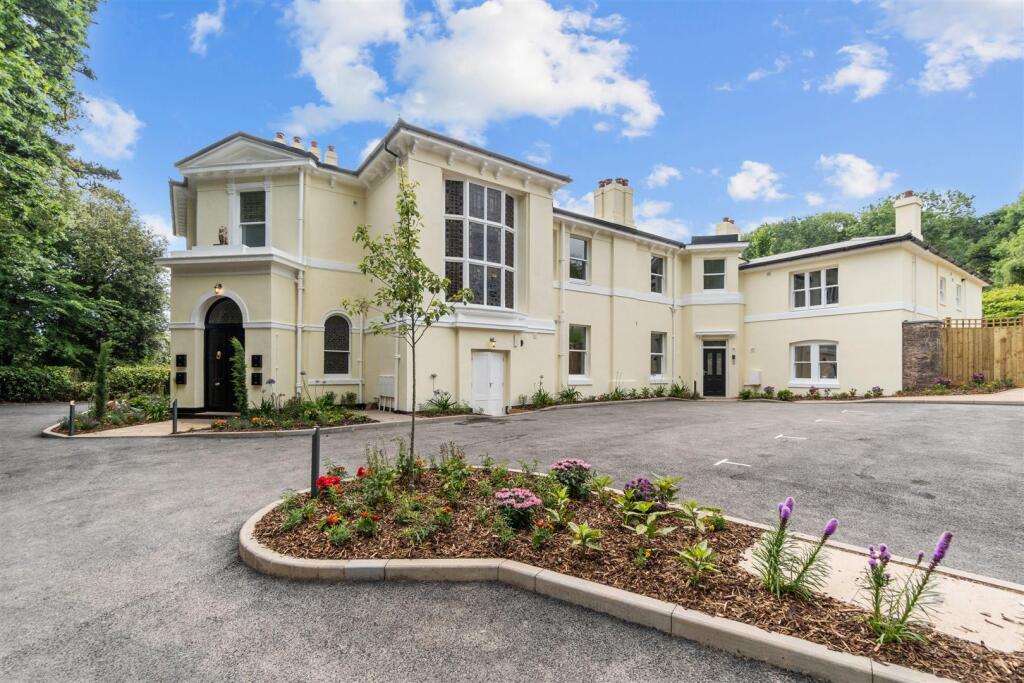 2-bed flat on Watcombe Beach Road, Torquay, £350,000