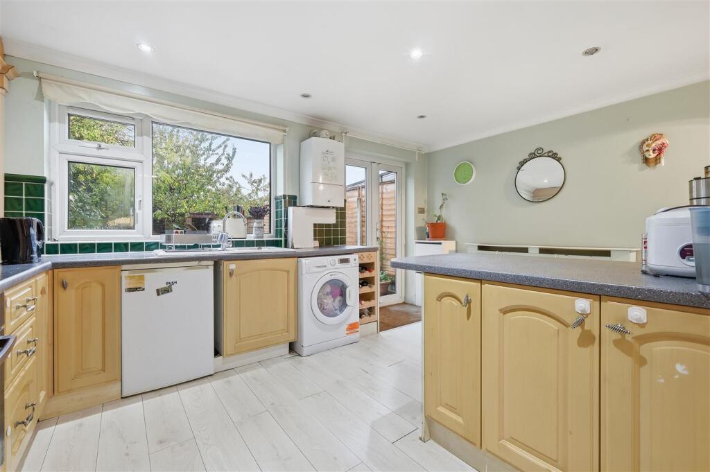 Bridle Close, Enfield – další