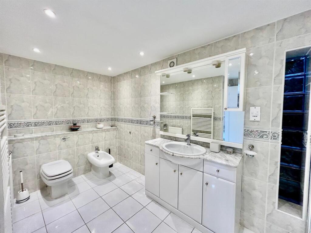 House in Hertsmere, Hertfordshire - More