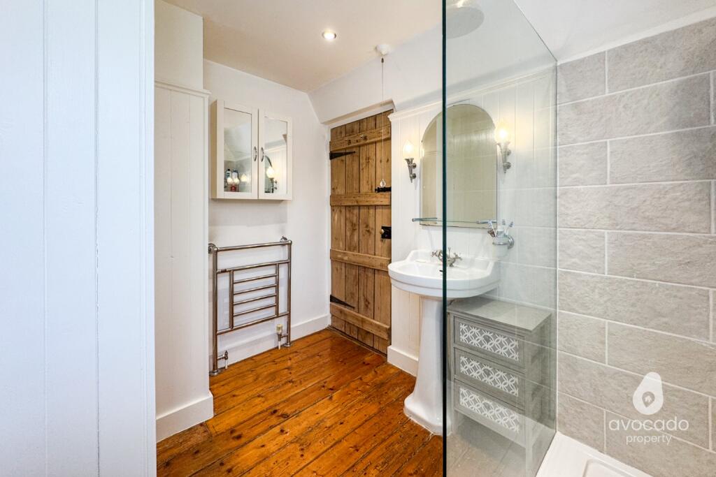 House in Swallowfield - More