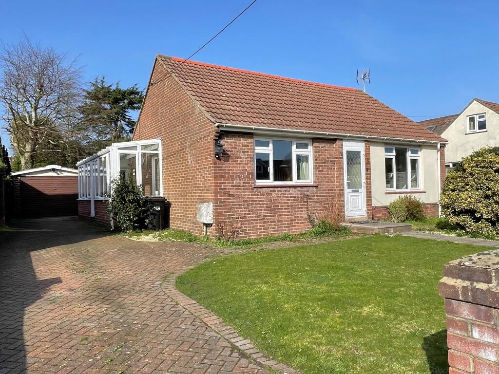 3-bed detached on Hartsgrove Avenue, Blackfield, £425,000