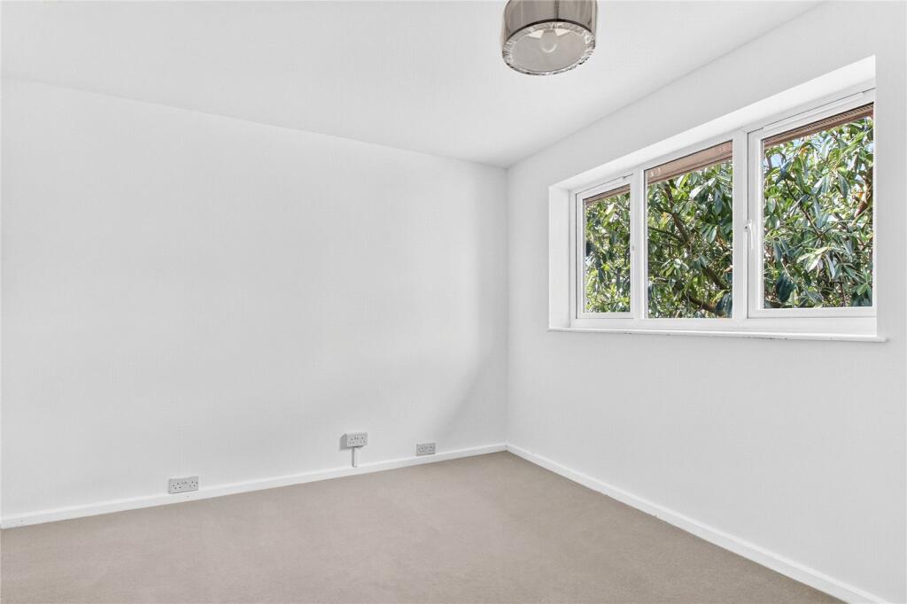 House in Bracknell, Easthampstead - More