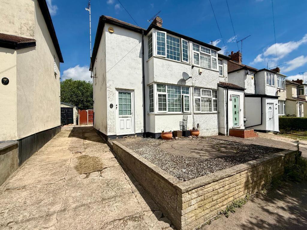 2-bed semi-detached on Fourth Avenue, Luton, LU3, £280,000