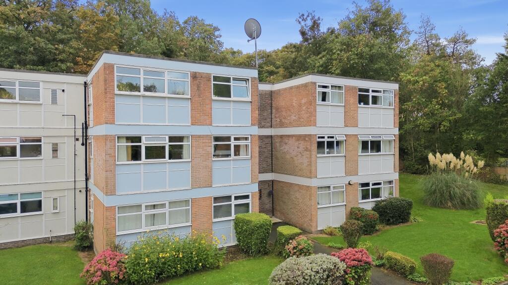 3-bed flat on Newton Court, Oakwood, Leeds, LS8, £165,000