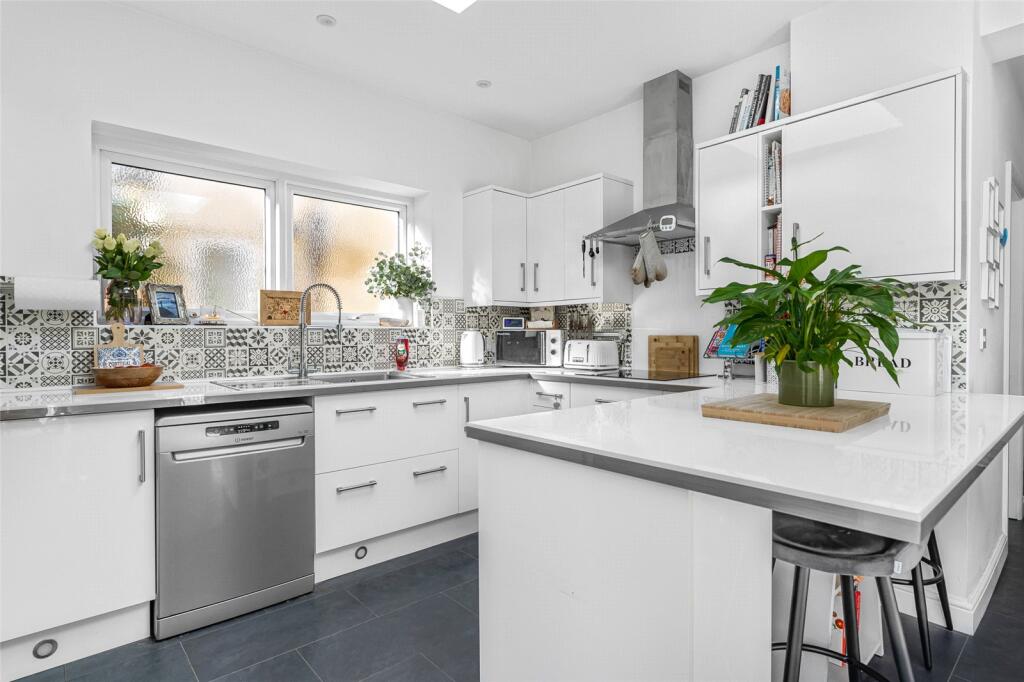 Minerva Drive, Watford, Hertfordshire, WD24 photo 5