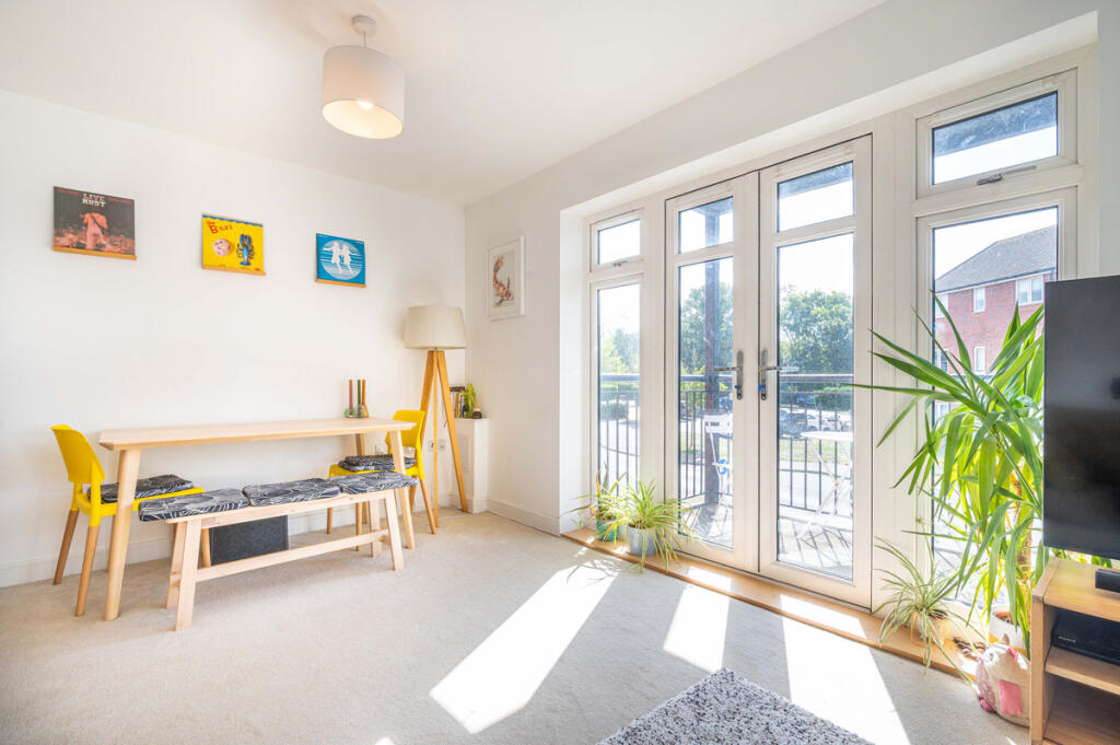 Apartment in Hart, Crookham Park - View 3