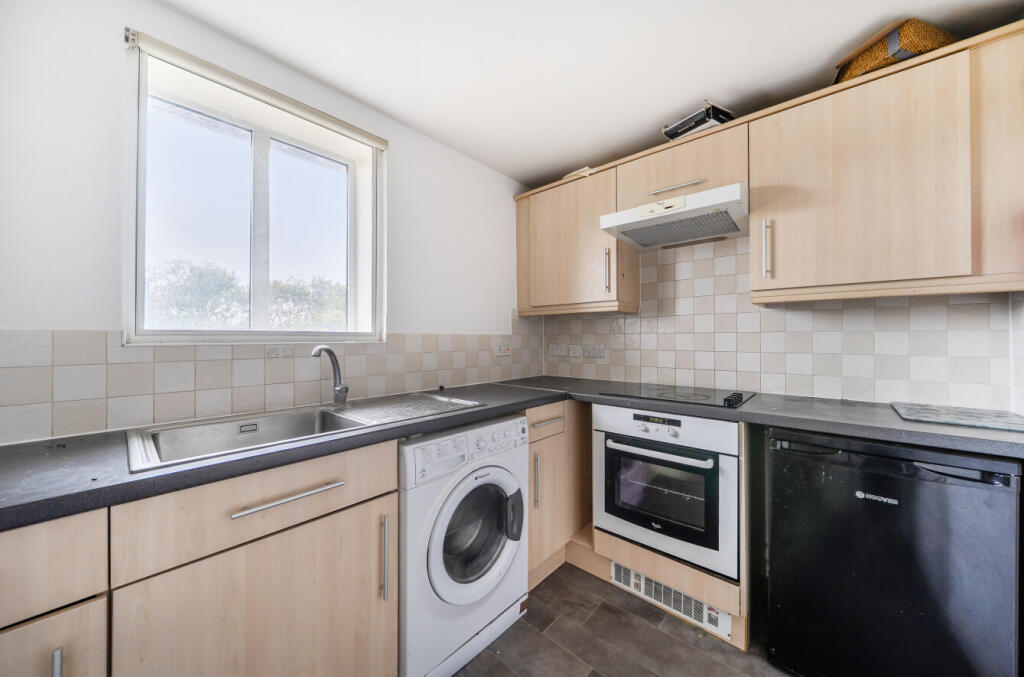 Apartment in Swindon, Central Swindon North - View 5