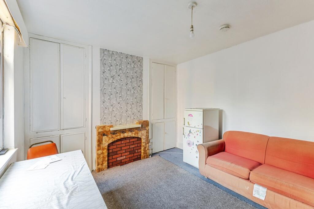 House in Northampton, Semilong - More