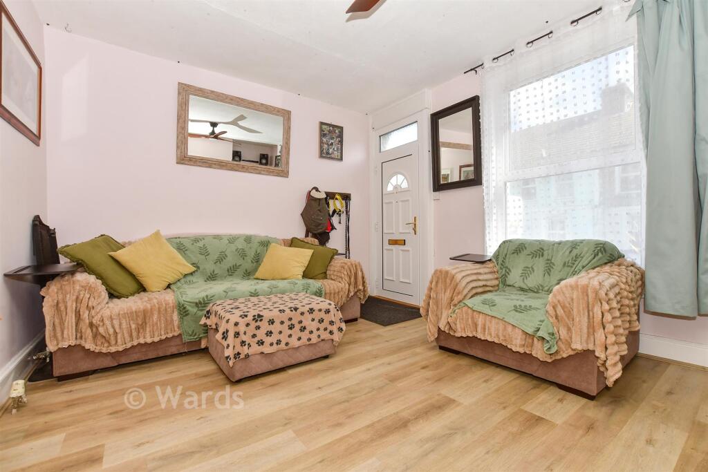House in Dover, Tower Hamlets - More