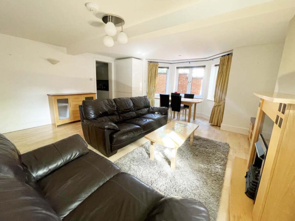 Apartment in Leeds, Far Headingley, Meanwood - View 4