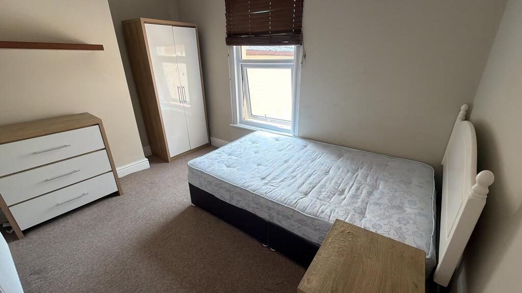 Main image of property: 122, South Street, Taunton
