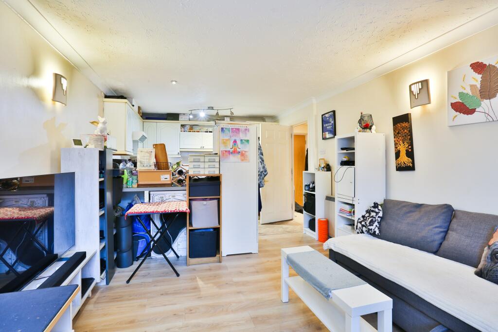 Apartment in Kingston upon Thames - View 2
