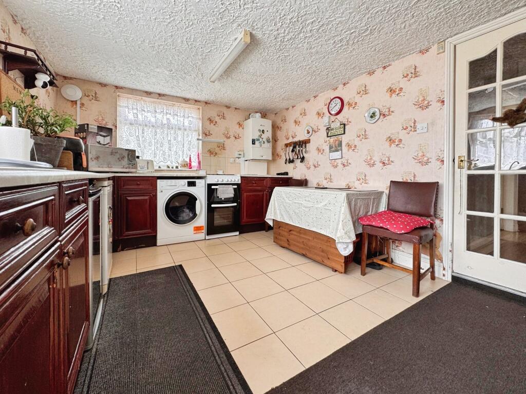 Mostyn Avenue, Syston, Leicestershire. LE7 2ES photo 3