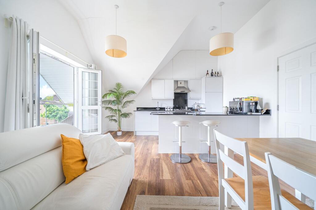 Apartment in Kingston upon Thames - View 2