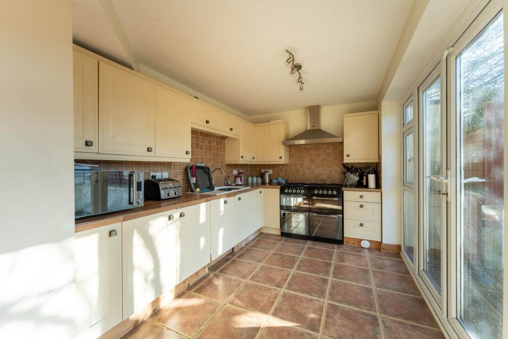 Birchwood Ave, Milton - Extended Family Home photo 4