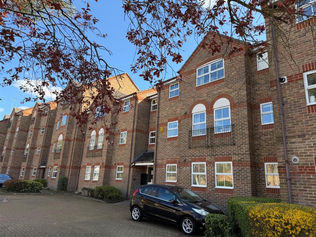 2-bed flat on Salters Close, Rickmansworth, £400,000