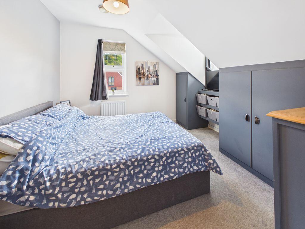 Apartment in Croydon - More
