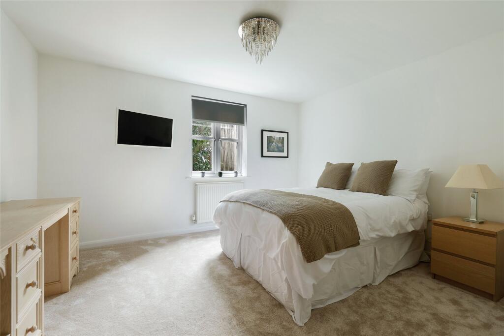 House in Tandridge, Oxted - More
