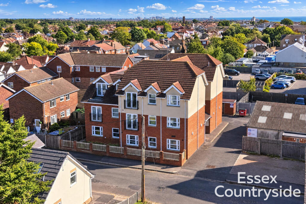 2-bed flat on Oak Road North, Benfleet, SS7, £200,000