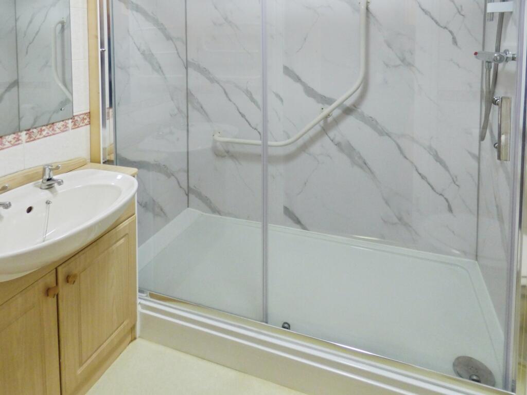 Apartment in Eastleigh, Hedge End - View 5