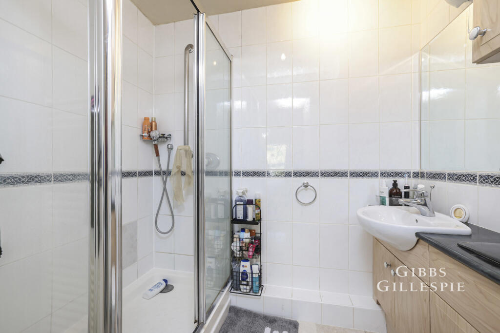 Apartment in Slough, Stoke Poges - More