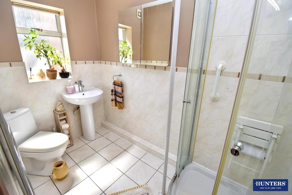 House in Oadby and Wigston, Leicestershire - More
