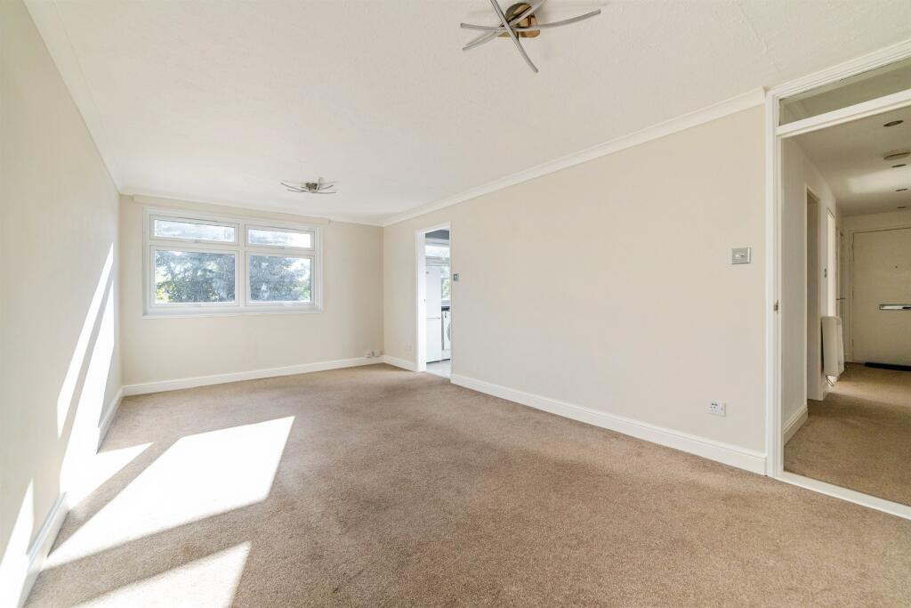 Apartment in Welwyn Hatfield, Hertfordshire - View 2
