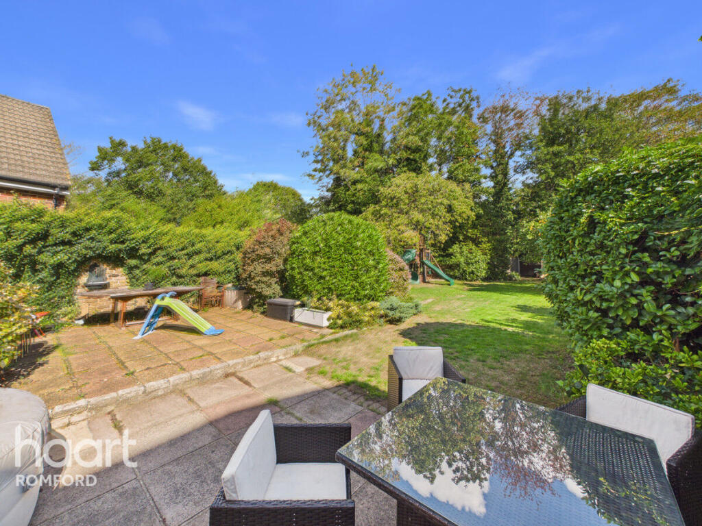 House in London, Gidea Park - View 5