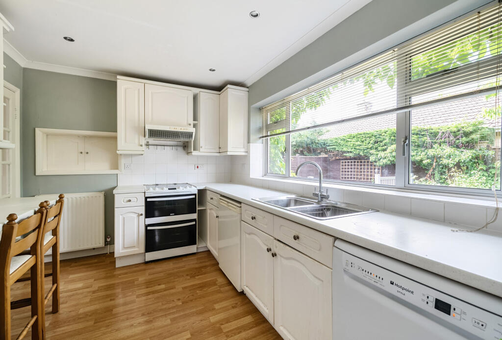 Unwin Road, Cheltenham, Gloucestershire, GL51 photo 3