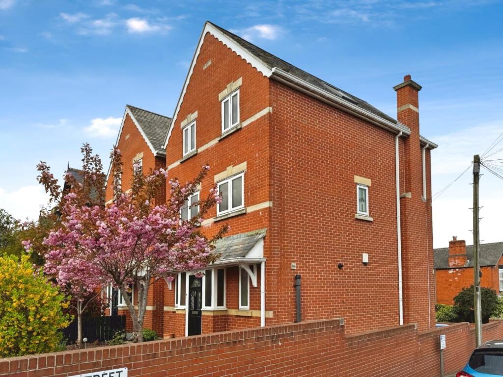 3-bed detached on Newbold Road, Chesterfield, S41 7PU, £325,000