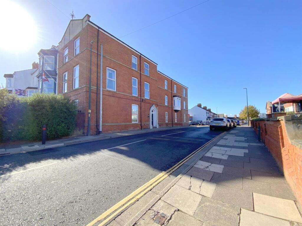 2-bed flat on Knoll Street, Cleethorpes, £139,950